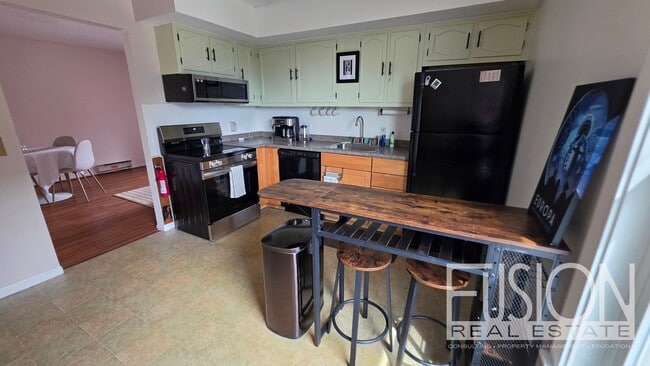 Building Photo - Bright, FURNISHED 2-Bedroom in Prime Burlington Location — Available NOW!