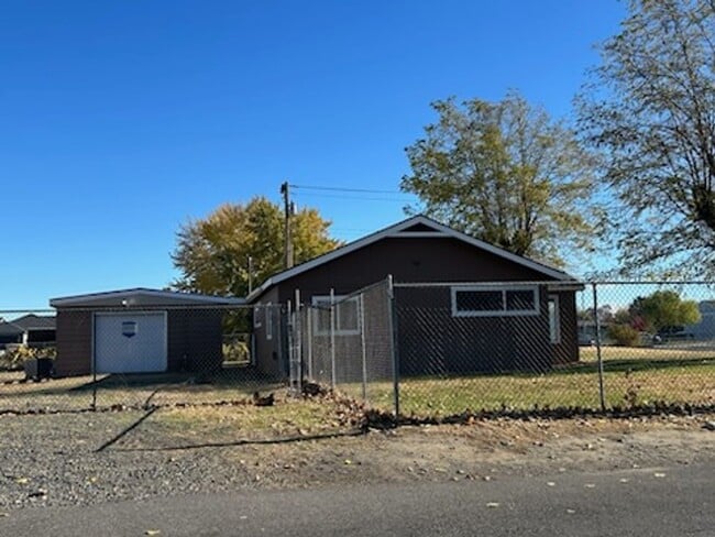 Building Photo - Charming 3-bedroom, 1-bathroom home located in the vibrant community of Pasco, WA.