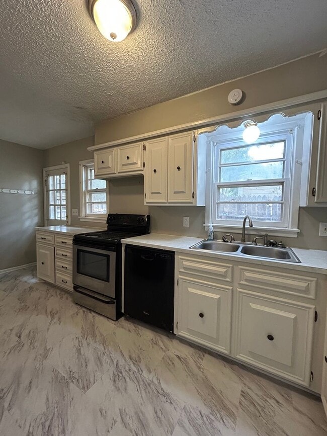 Building Photo - 3 bed and 2 bath Now Available in Tech Terrace