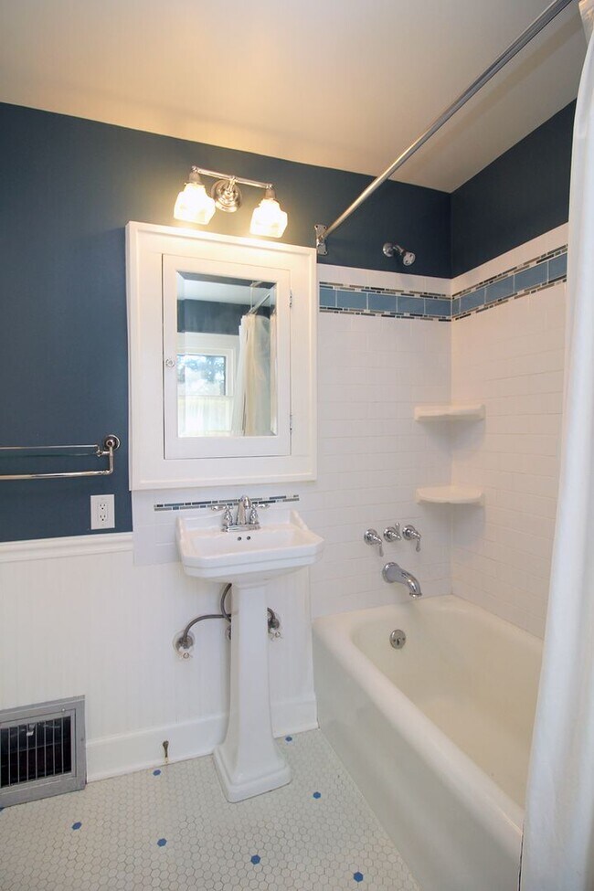 Building Photo - 2241 NE 33rd Ave