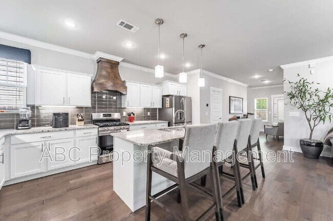 Building Photo - 5217 S 65th Pl