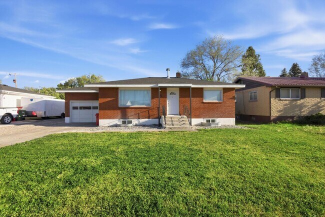 Building Photo - 204 Dove Ave