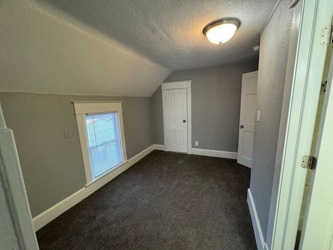 Building Photo - Updated 2BR Home with Reserved Parking – Moline