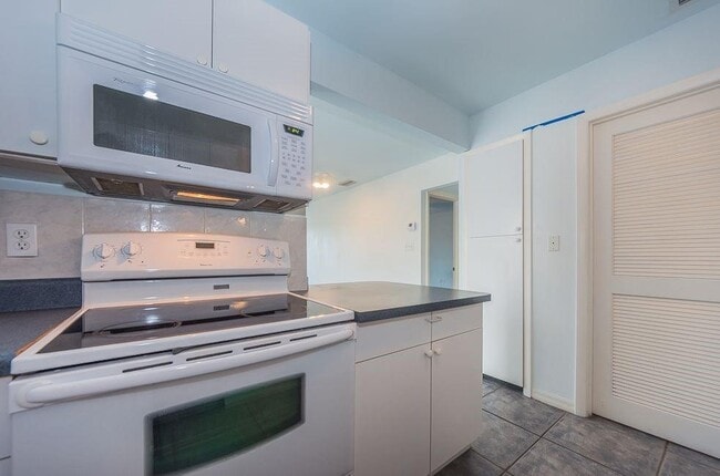 Building Photo - 1315 Bayshore Dr