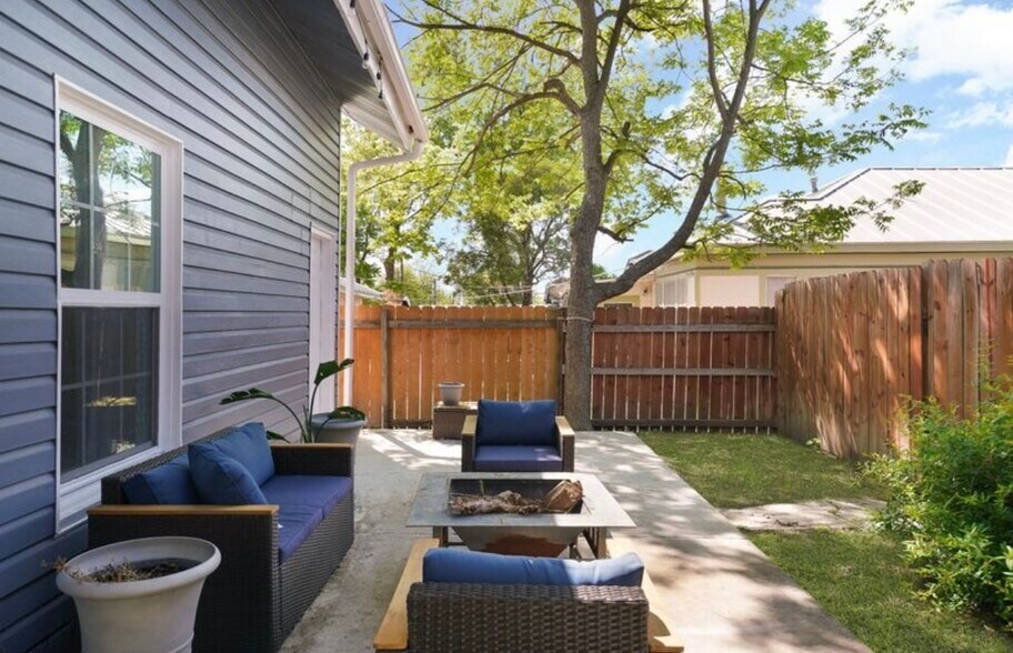 Building Photo - 1002 W Mulberry Ave