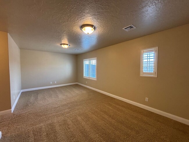 Building Photo - SPACIOUS TOWNHOME FOR RENT!