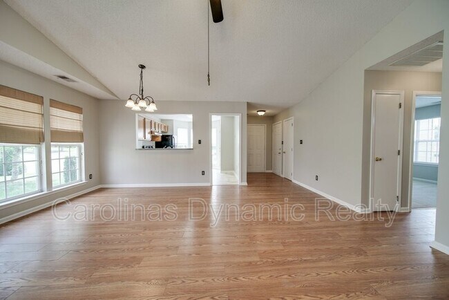 Building Photo - 120 Lantana Dr