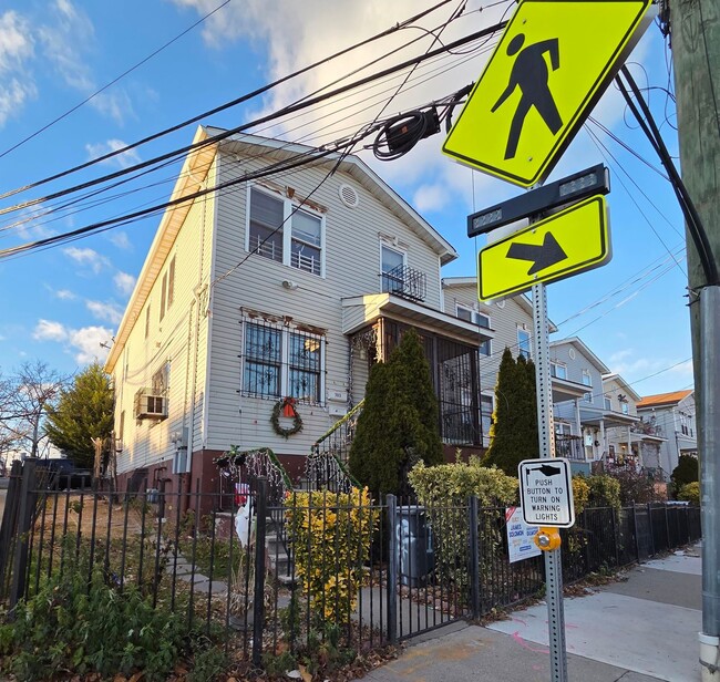 Building Photo - 703 Garfield Ave