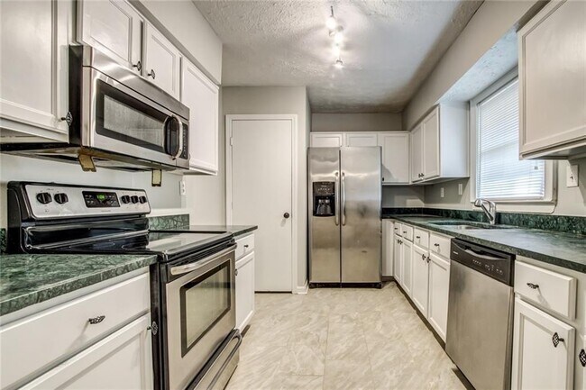 Building Photo - 2987 Belvedere Ln