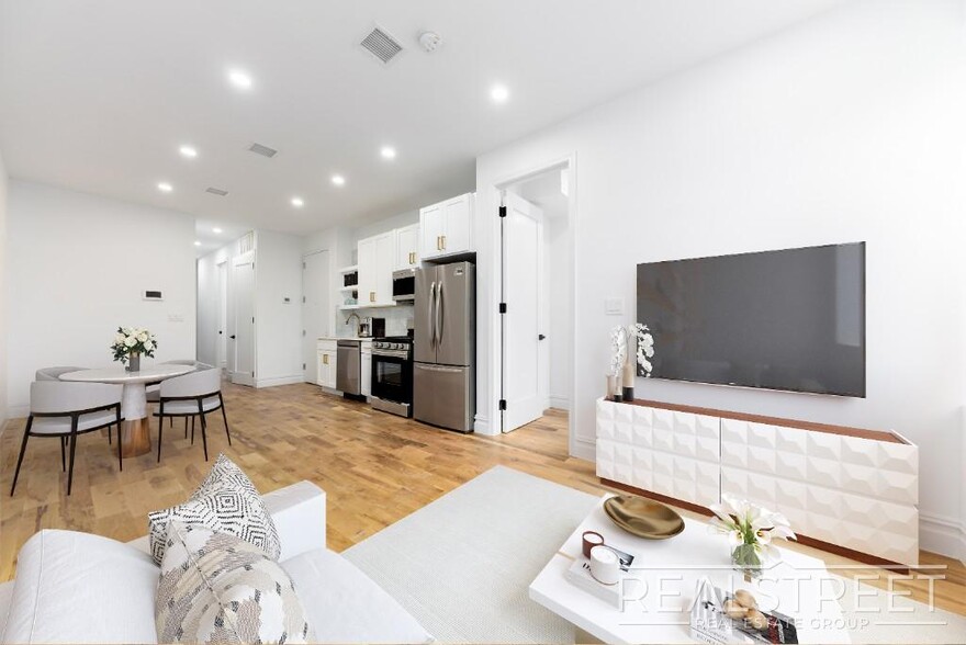 Building Photo - STUNNING TRUE 4 BED 2 BATH IN PRIME BUSHWICK TOWNHOUSE