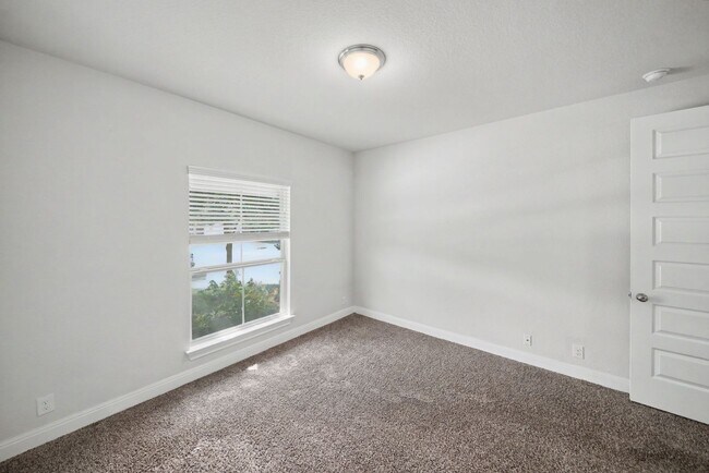 Building Photo - Stunning 4BR Home with 3-Car Garage in Turning Stone - Realtor Commission: $750