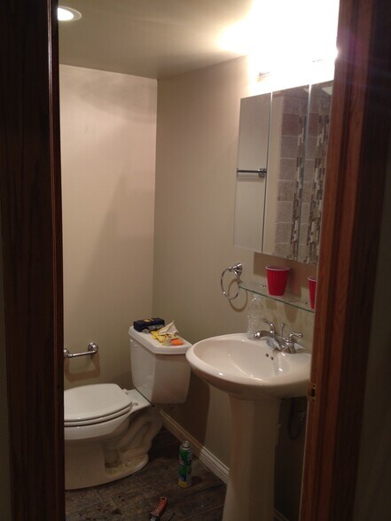 Full Bathroom - 1813 W Armitage Ave