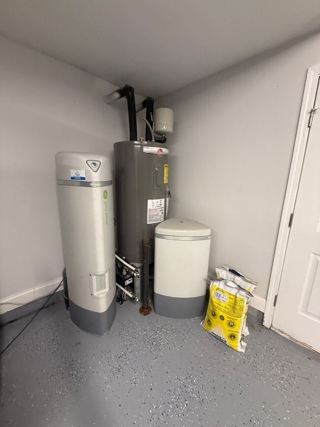 Building Photo - Amazing home with custom touches and unground pool