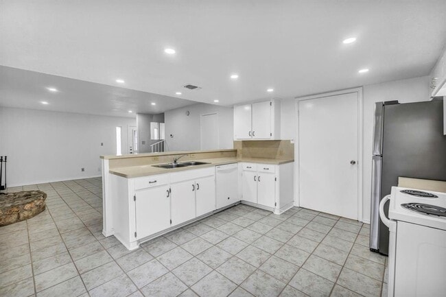 Building Photo - 4010 Cima Serena Dr