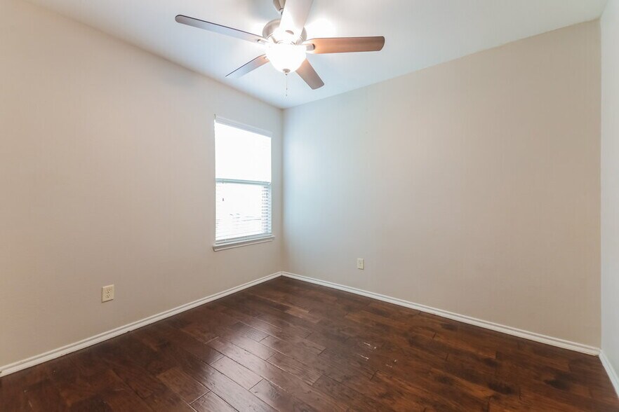 Building Photo - 2116 Meadow View Dr