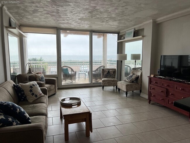 Building Photo - 830 Shore Rd