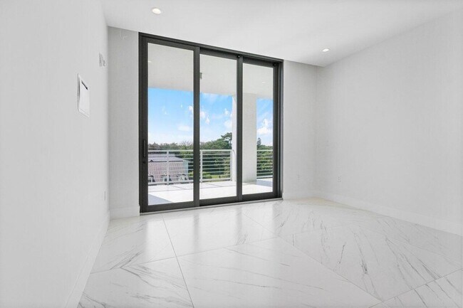 Building Photo - 495 E Royal Palm Rd