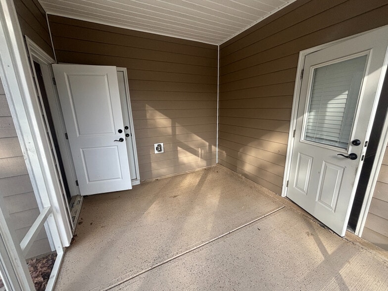 Building Photo - Room in House on Hedge Maple Dr