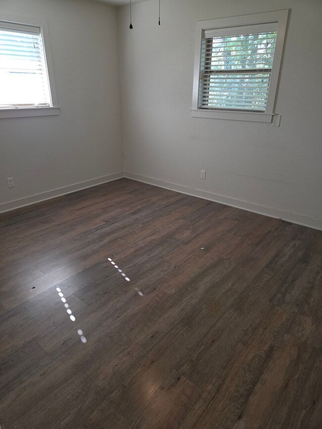 Building Photo - MUST SEE CHARMING HOME!