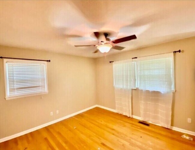 Building Photo - Great rental in South Huntsville with a FE...