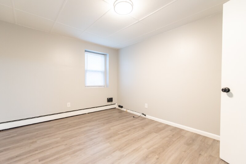 Building Photo - 656 N Main St