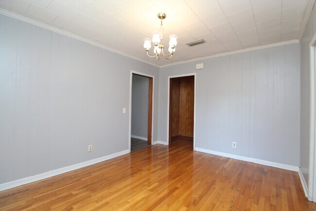 Building Photo - Molino 2/1 Cottage with Hardwood Floors, S...