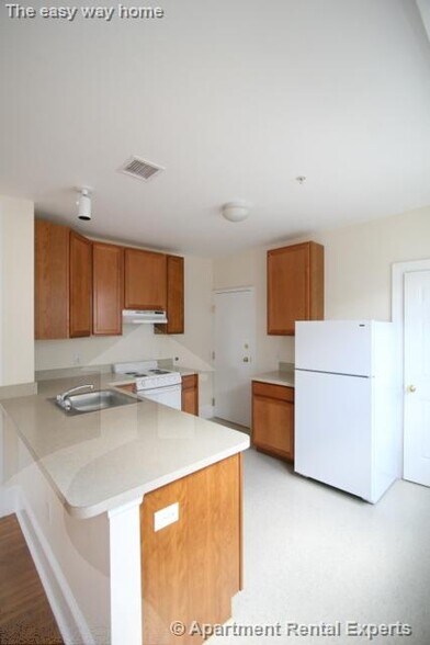 Building Photo - 881 Massachusetts Ave