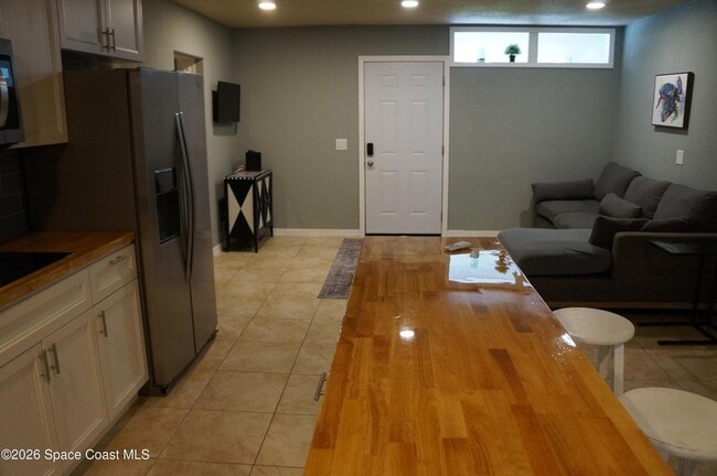 Building Photo - 483 Church St