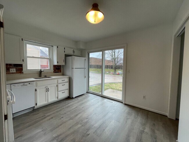 Building Photo - {12901} Spacious Townhome with a 1 car garage & full basement