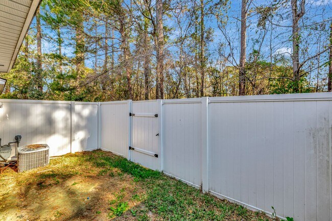 Building Photo - Townhouse available in Summer Wood!