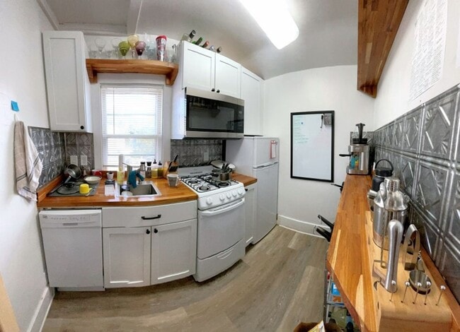 Building Photo - 1323 St James Ct