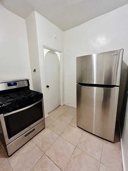 Building Photo - 808 N Poinsettia Pl
