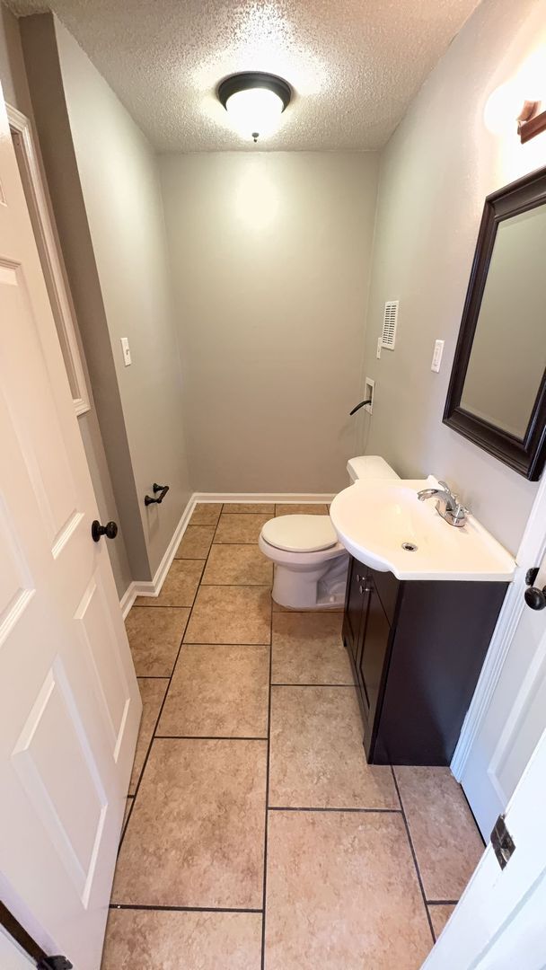Building Photo - Charming 4 bedroom 1.5 bath home in Oakhav...