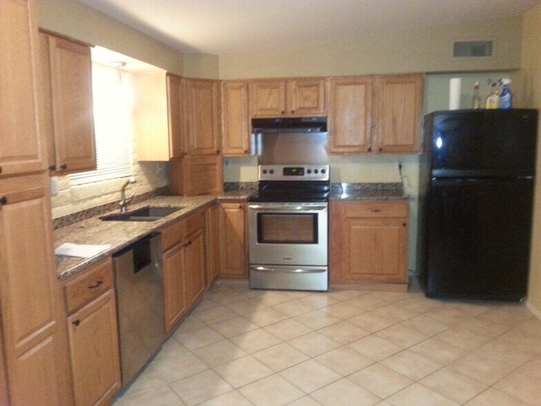 Building Photo - 3001 E Blacklidge Dr