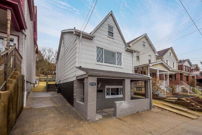 Building Photo - SCORE 50% OFF 1ST MONTH'S RENT IF SIGNED BY DEC 12! Newly renovated 2 bedroom home in Carrick ava...