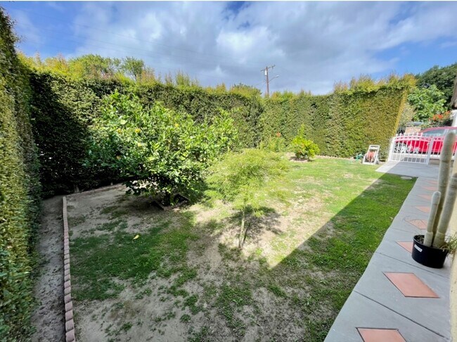 Building Photo - 15430 Archwood St