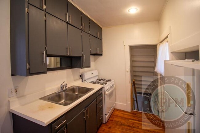 Building Photo - Cozy renovated 2 bedroom 1 bath in the hea...