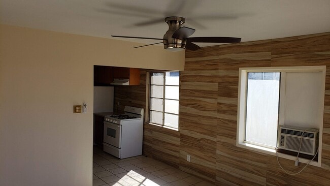 Building Photo - E Washington Ave Triplex