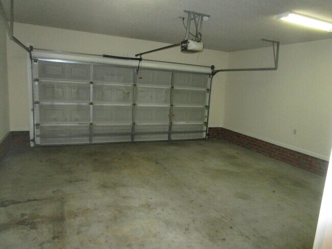 Building Photo - 3442 Beacon Dr