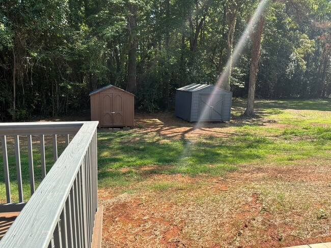 Building Photo - Beautiful 3 Bedroom is NOW AVAILABLE!!!