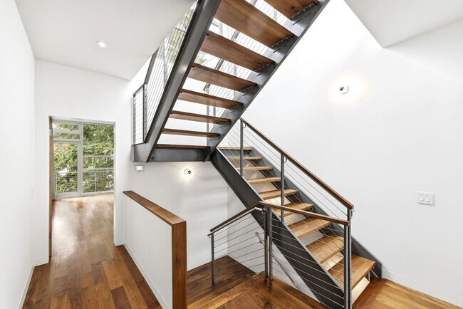 Building Photo - 1076 S Van Ness Ave
