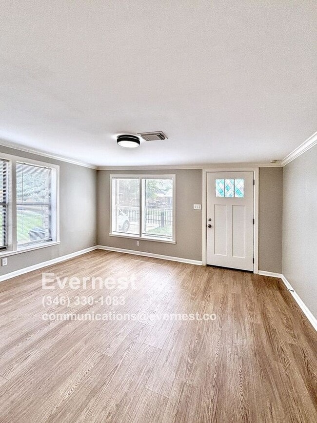 Building Photo - 3-Bedroom, 2-Bath Home with Pool and Conve...