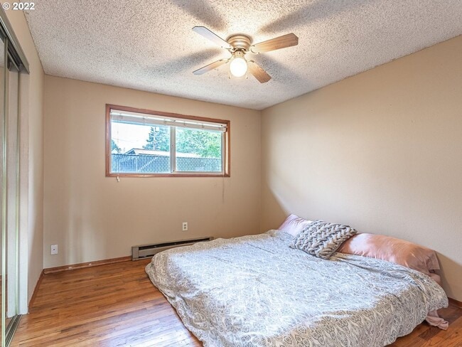 Building Photo - Bright Interior with Generous Bedroom Space – Includes Washer and Dryer