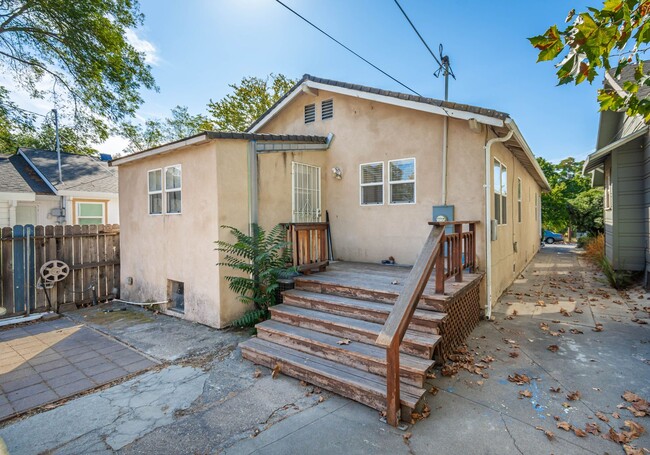 Building Photo - Adorable 3 Bedroom 2 Bath