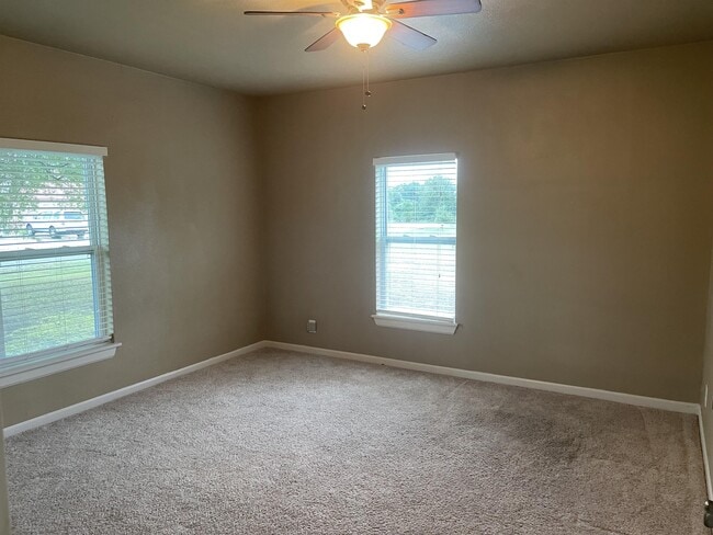 Building Photo - 312 Circle Dr