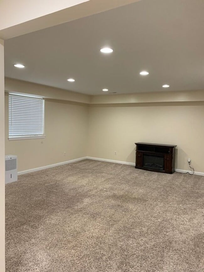 Building Photo - 4 BEDROOM 3 1/2 BATHROOM HOUSE FOR LEASE I...