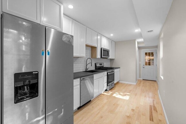 Building Photo - 707 S Bethel St