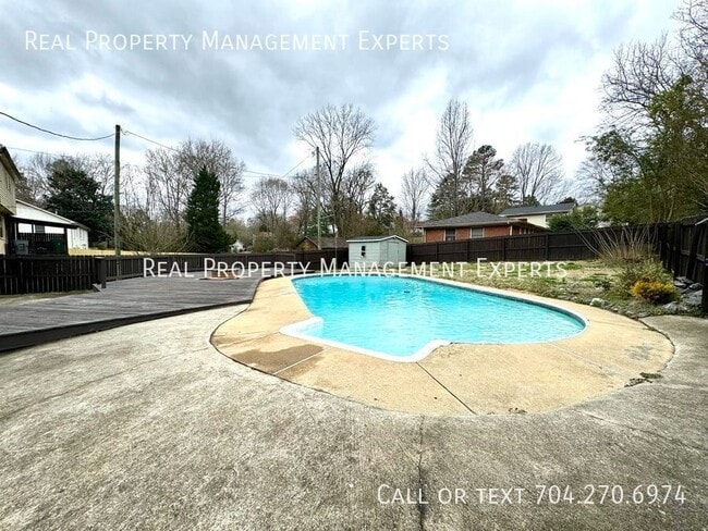 Building Photo - 900 Tally Ho Ct