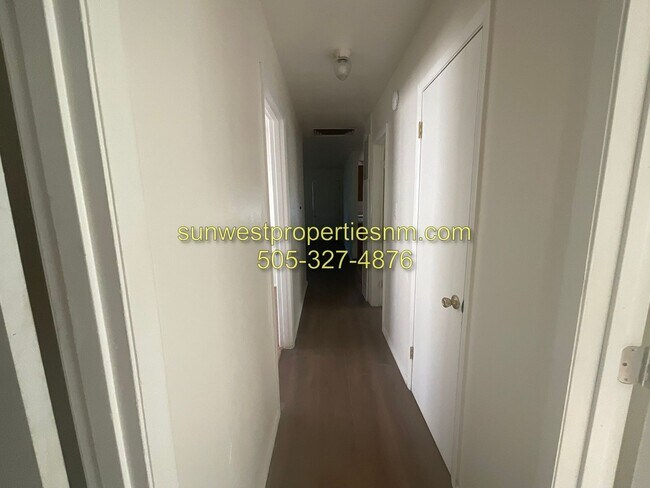 Building Photo - 3011 E Edgecliff Dr
