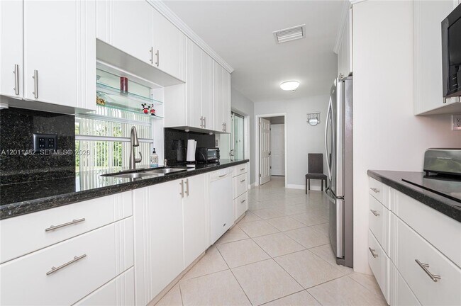 Building Photo - 810 S Rainbow Dr